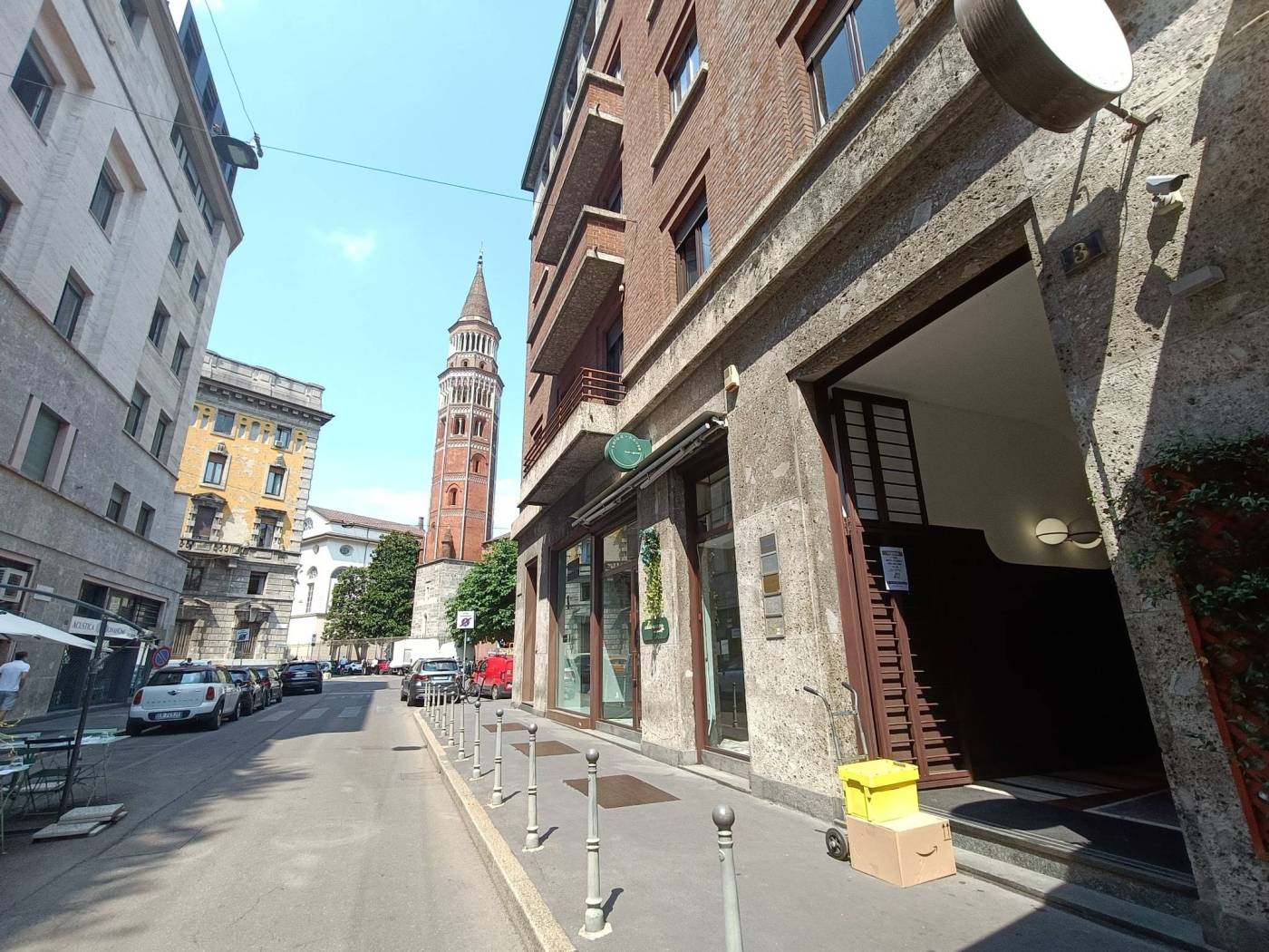 Duomo/Santa Tecla. In contesto signorile al 2° piano, proponiamo soluzione abitativa/studio di 96 mq con doppia esposizione e balcone a pochi passi 