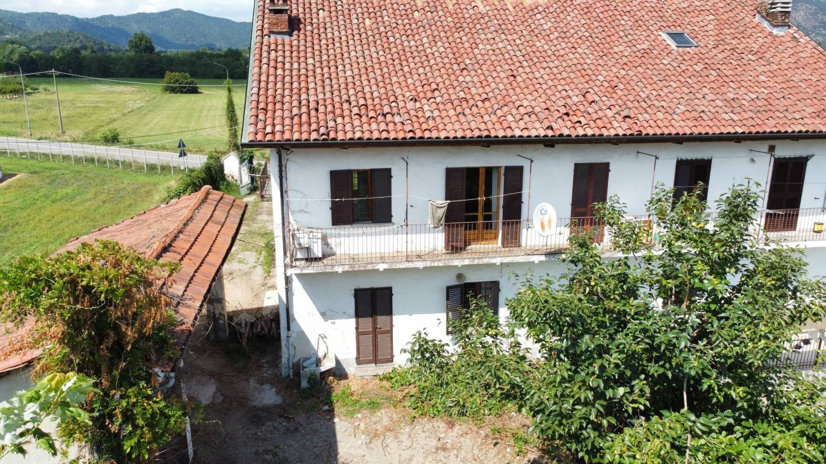 CUMIANA- Casa indipendente libera sui 3 lati, con facile accesso ai principali servizi raggiungibili comodamente a piedi o con mezzi pubblici. Il 