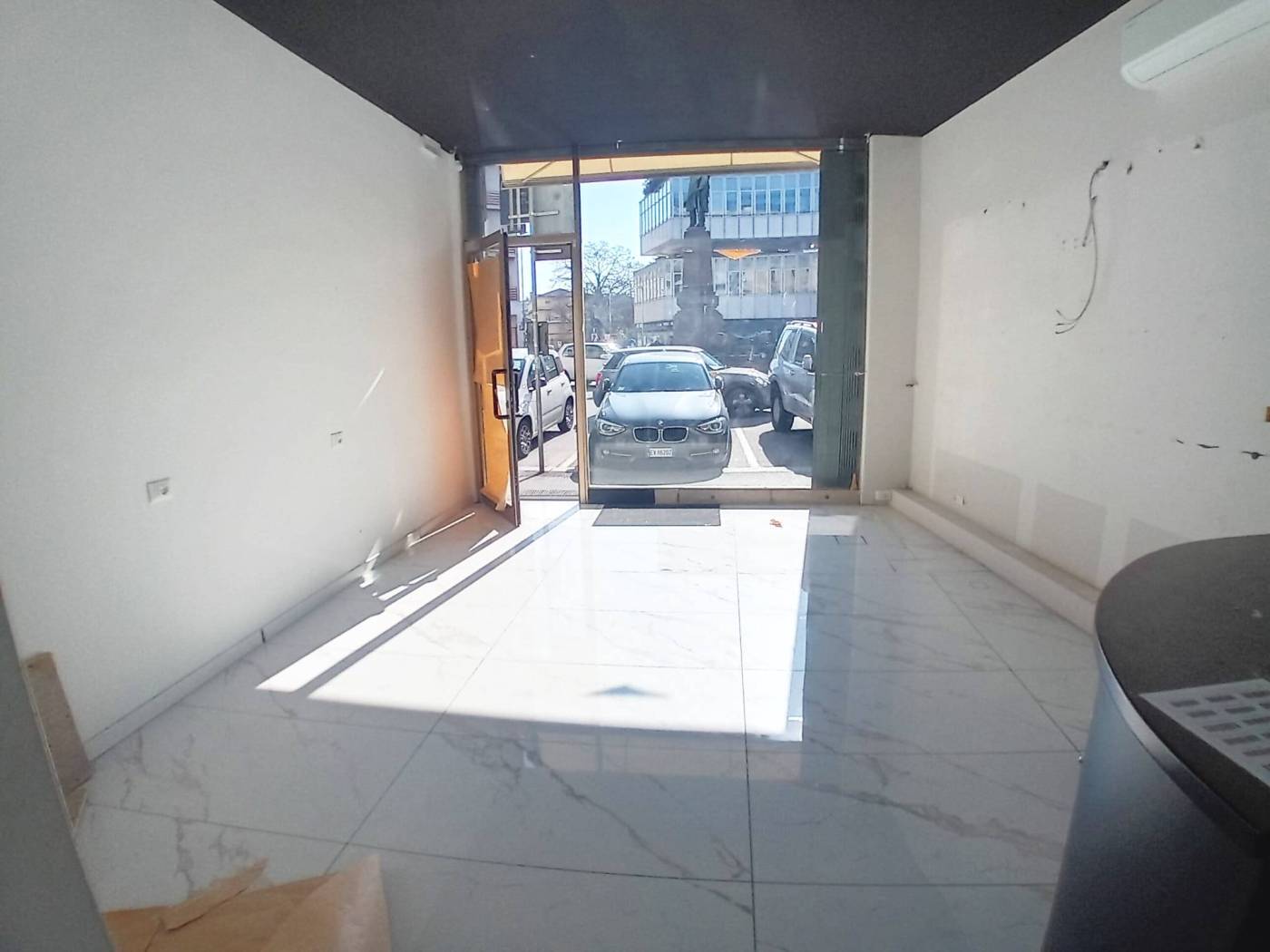 Rotonda dei Mille nel cuore di Bergamo bassa, proponiamo spazio commerciale ristrutturato di mq 43 costituito da ingresso, open space con 1 vetrina, 