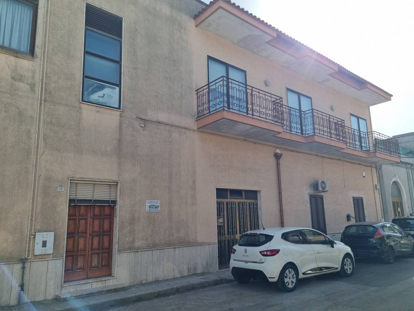 Nei pressi della cantina sociale, in una zona ben servita, proponiamo un luminoso appartamento indipendente posto al primo piano. Salendo il vano 