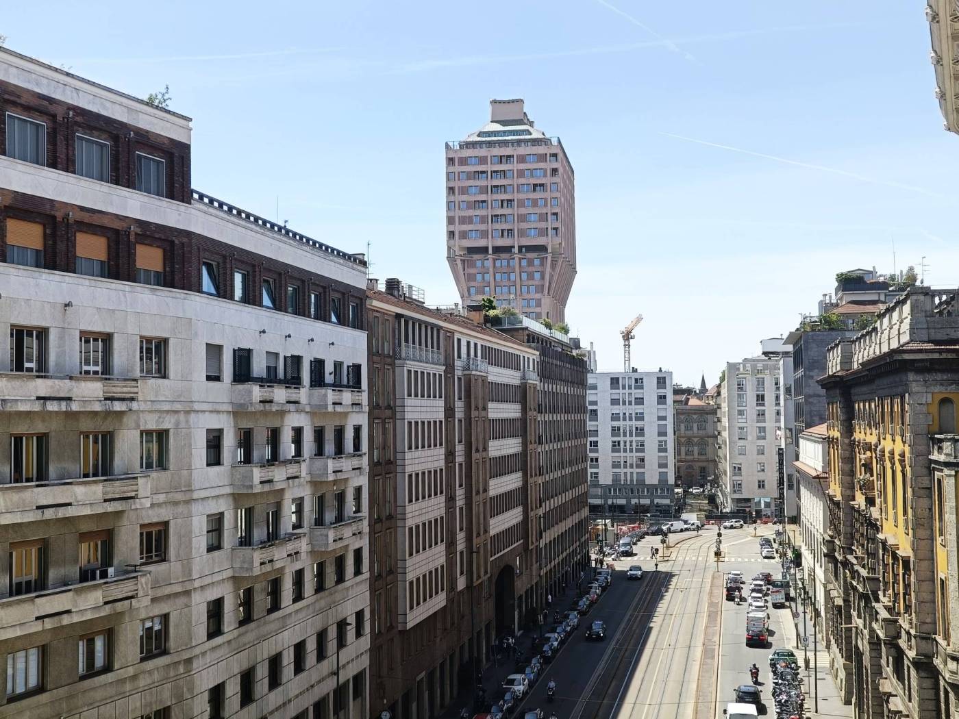 Via Larga/Duomo. In contesto elegante di rappresentanza, proponiamo al 5° piano, spazio ad uso ufficio di mq 264 con doppia esposizione - luminoso e 