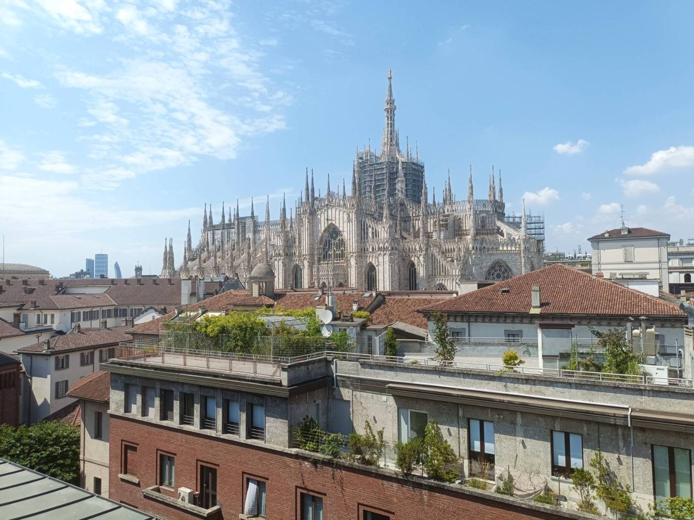 Via Larga/Duomo. In contesto elegante di rappresentanza, proponiamo al 5° piano, ufficio di mq 140 con vista Duomo, luminoso e arioso con possibilità 