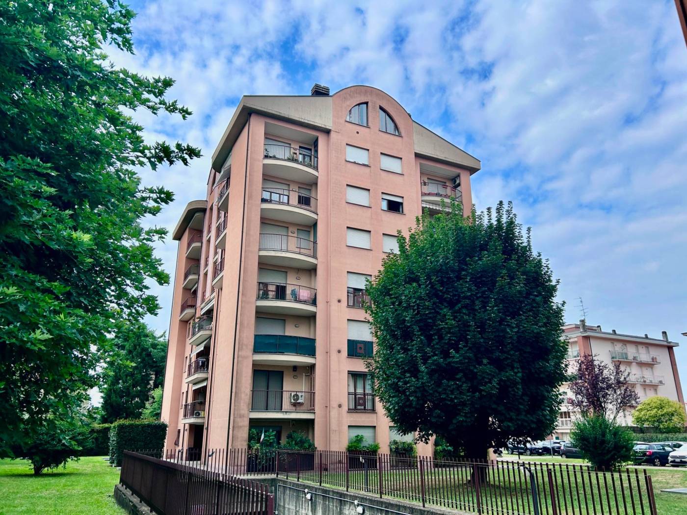 In condominio di recente costruzione, appartamento piano alto, vista libera e aperta, composto da ingresso, soggiorno, cucina, 2 camere da letto,