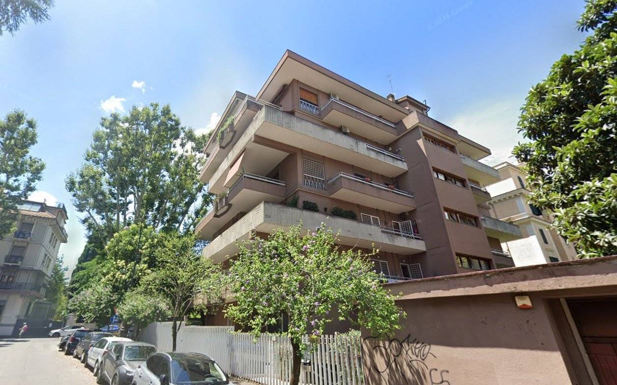 1A Via Tolmino 1: immerso nell'elegante quartiere Trieste proponiamo BILOCALE completamente ristrutturato. Situato al primo piano di una palazzina