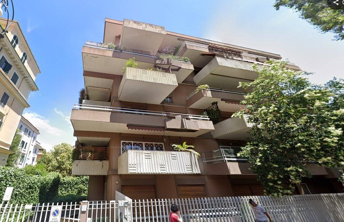 1D Via Tolmino 1: immerso nell'elegante quartiere Trieste proponiamo TRILOCALE CON TERRAZZO completamente ristrutturato. Situato al primo piano di 