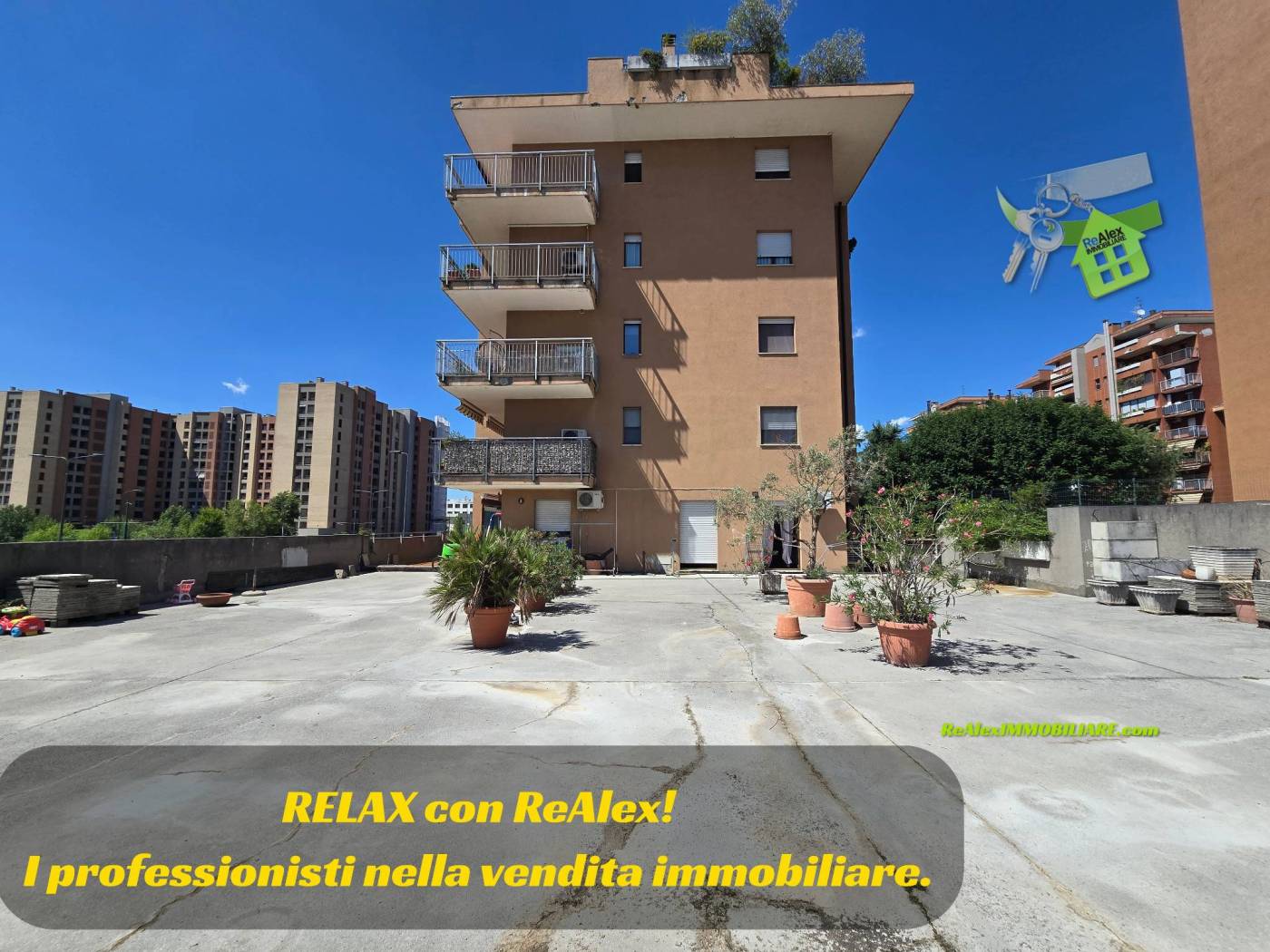Vendesi quadrilocale luminoso e dagli spazi davvero molto ampi. La metratura permette la trasformazione anche in due unita' abitative, oppure in un