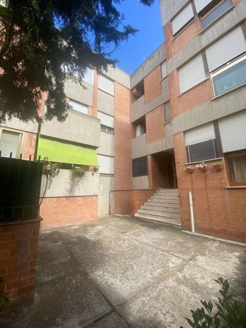 L'Agenzia Immobiliare Tecnoedil, propone in vendita in un contesto tranquillo a due passi dal parco Uliveto, in una palazzina di soli due piano, un 