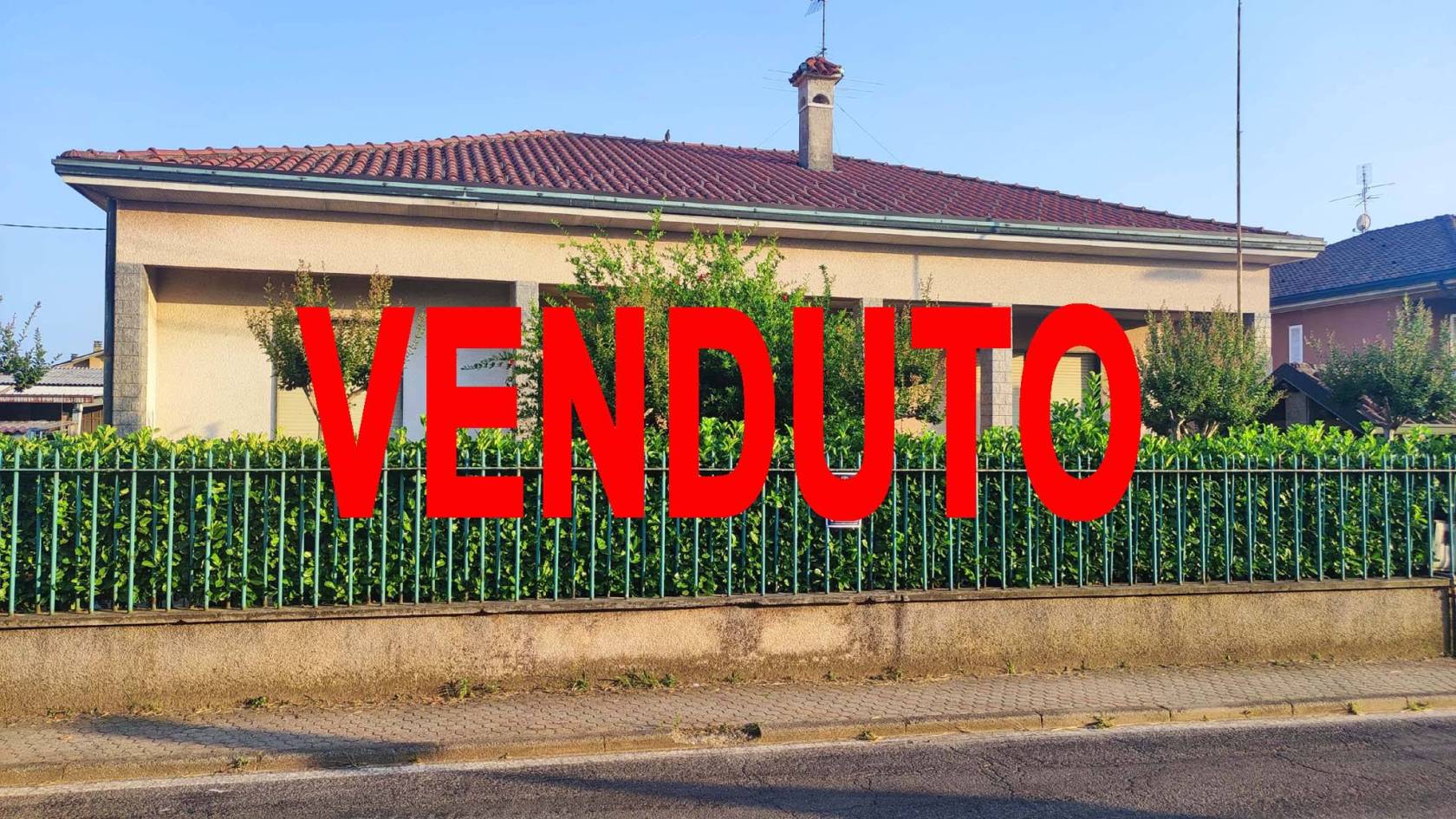 Triuggio, nella fr. Di Tregasio, in zona residenziale proponiamo in vendita villa singola libera su 4 lati disposta su un unico livello abitativo di 