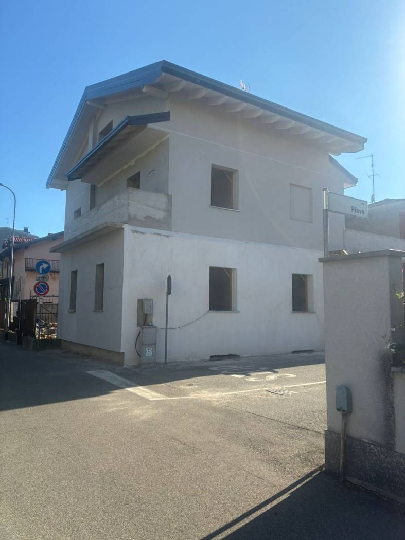 ARLUNO: IN CENTRO PAESE VICINO ALLE SCUOLE ELEMENTARI E MEDIE DI ARLUNO (MI) VENDESI APPARTAMENTO AL PIANO TERRA DI NUOVA COSTRUZIONE IN PALAZZINA DI 