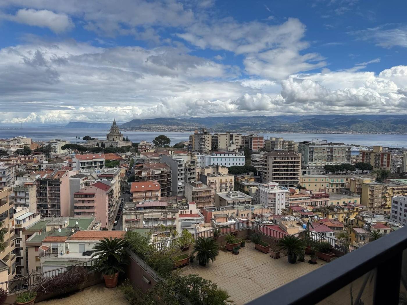 VIALE PRINCIPE UMBERTO – Complesso Le Terrazze Ampio esavani panoramico con veranda di 50 mq** All'interno del prestigioso complesso residenziale 