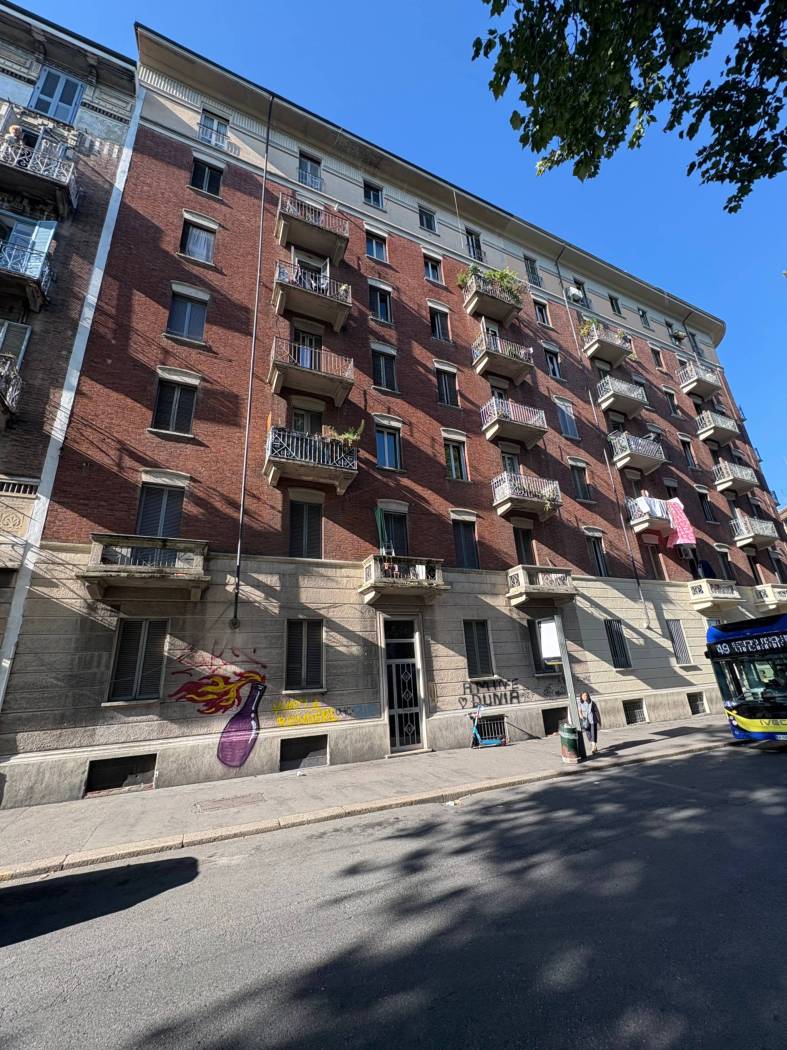 In zona servitissima e comoda anche al raggiungimento dei Poli Universitari vendesi, in palazzo dotato di ascensore, mansarda panoramica con balcone 