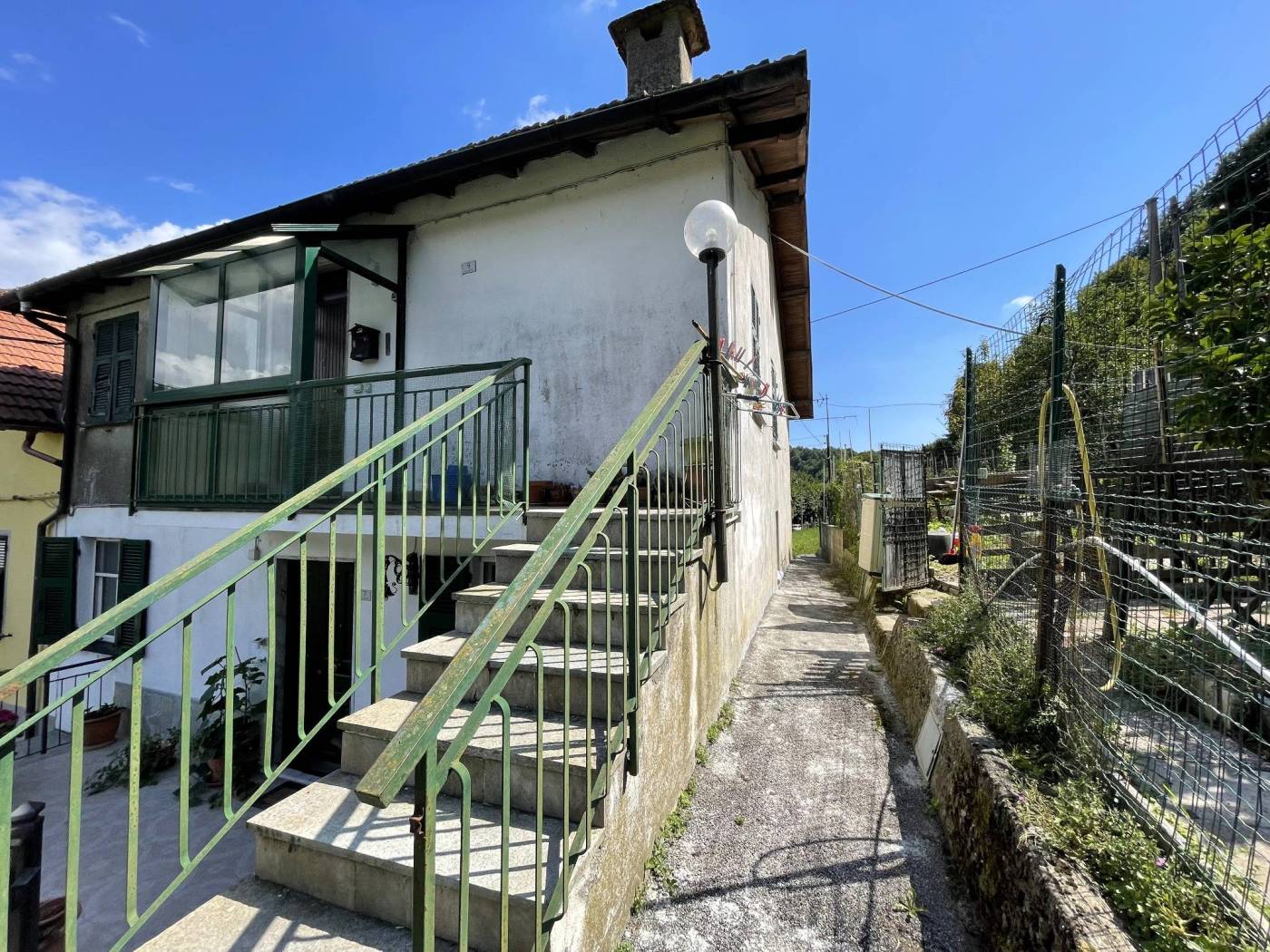 Proponiamo appartamento in piccolo contesto senza spese di gestione. L'appartamento è da ristrutturare internamente, ed è composto da ingresso, 