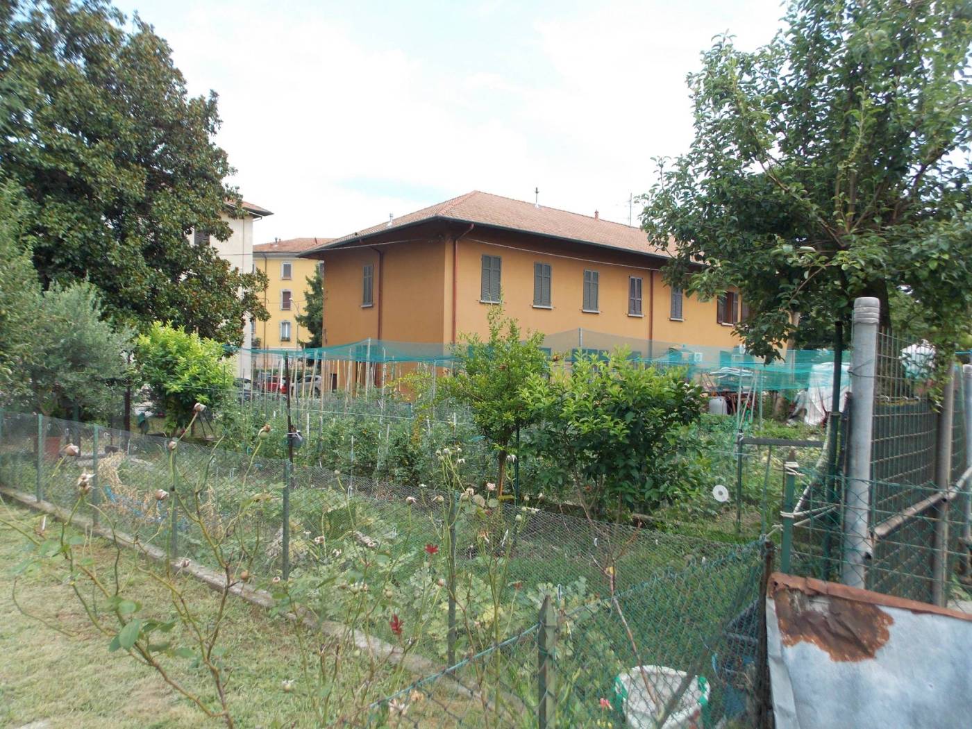 Brivio in zona residenziale proponiamo bilocale in contesto anni '60 posto al piano terra. La soluzione si compone di ingresso su zona giorno con 