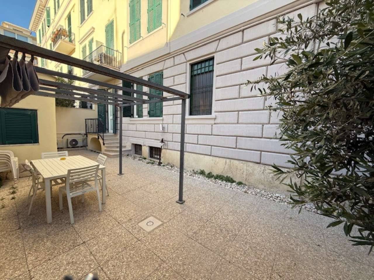 • 3 locali • 1 bagno • piano rialzato • Eu. 1.100.00 • Eu. 60,00 men. di condominio DESCRIZIONE IMMOBILE: proponiamo in Locazione con CONTRATTO