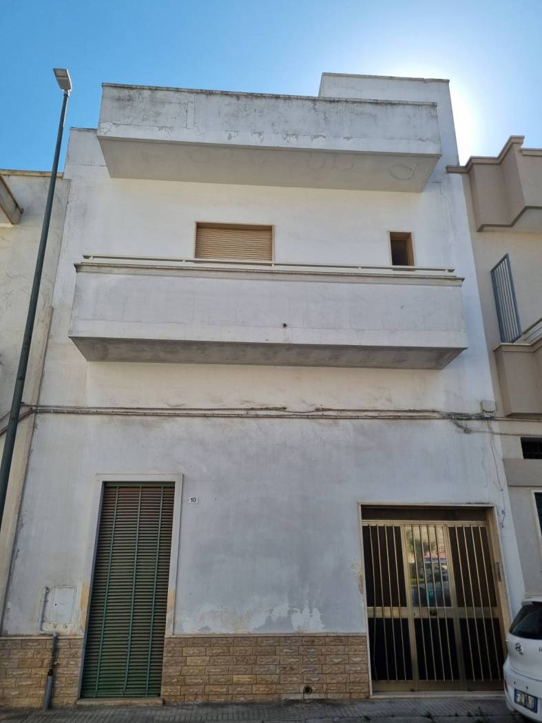 Situato in una traversa della via per Lecce, proponiamo uno stabile composto da due abitazioni, una al piano terra e l'altra al piano primo. 
