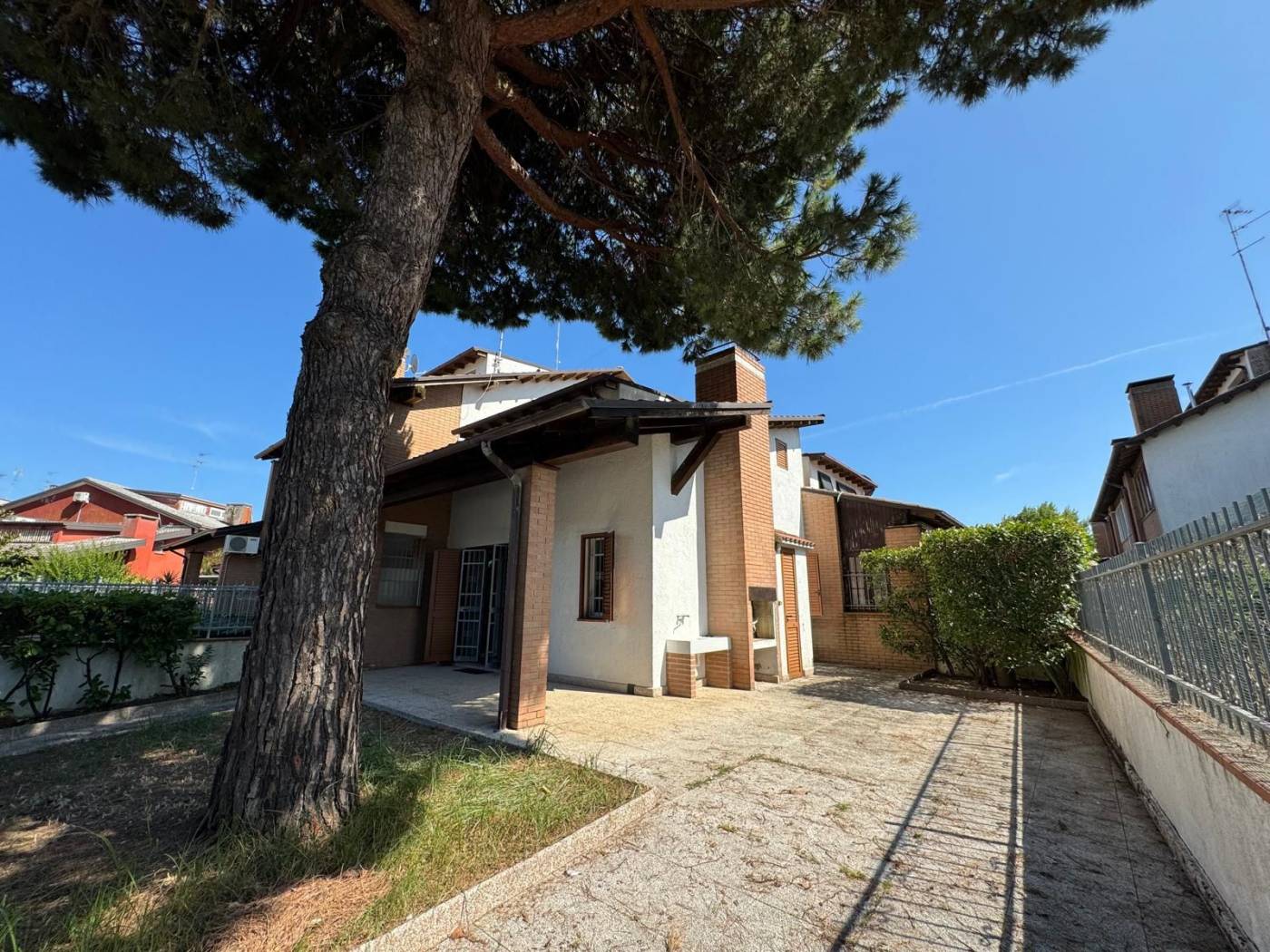 In viale Equador al Lido delle Nazioni, in tranquillo quartiere residenziale di sole ville e distante 450m dal mare, proponiamo in vendita ottima