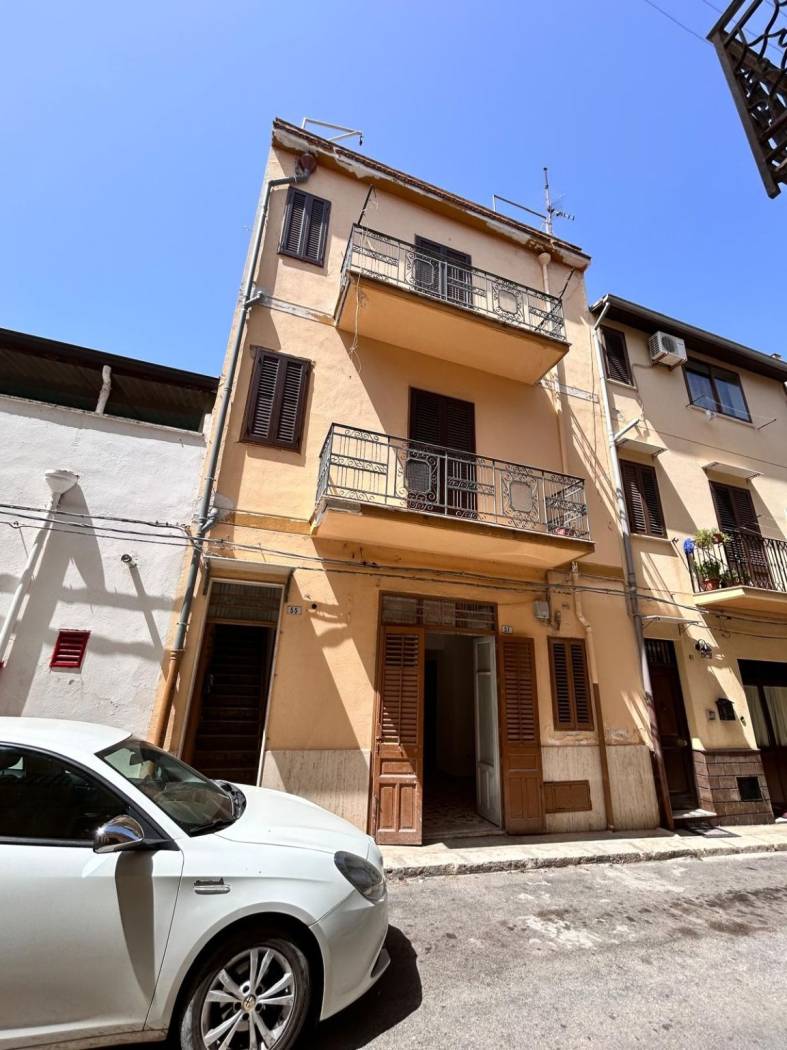 Studio immobiliare Rita propone in vendita palazzina indipendente di 3 elevazioni, così composta: piano terra con ampia cucina soggiorno, bagno con 