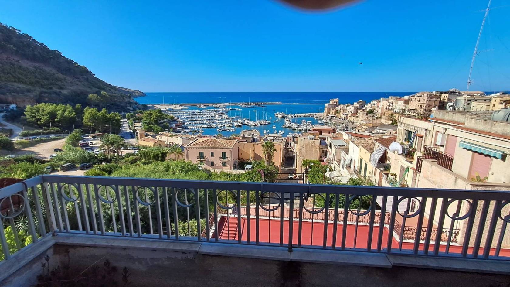 Studio Immobiliare Rita, propone in vendita nella bellissima località di Castellammare del Golfo, palazzina indipendente di circa 180 mq, più veranda 