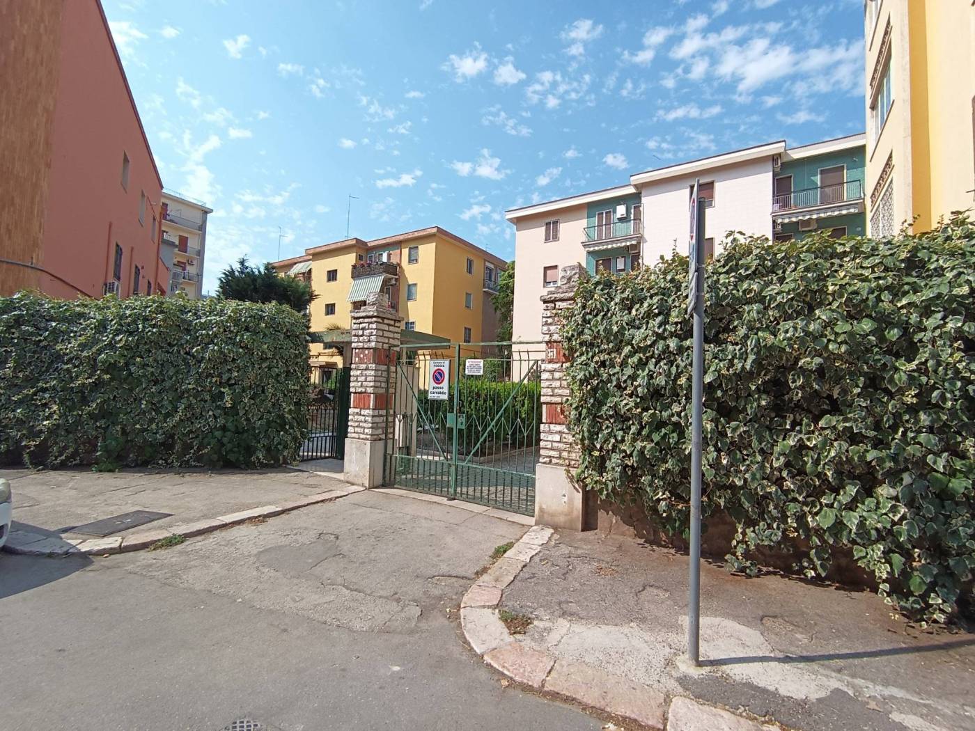 In via Vincenzo Acquaviva (a pochi metri da Piazza Aldo Moro) disponiamo di un'ampia soluzione posta al piano rialzato, composta da: salone a vista, 