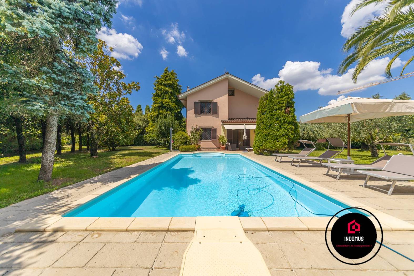 Scopri questa splendida villa bifamiliare di 240 mq distribuiti su tre livelli, pensata per offrire il massimo del comfort e dell'eleganza. Situata 