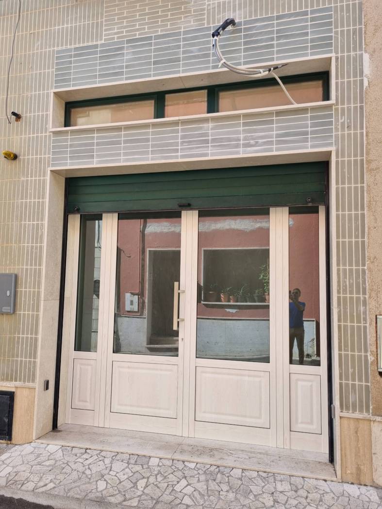 In zona centro, a pochi passi dalla piazza centrale, proponiamo una casa indipendente posta al piano terra e già abitabile, in quanto completamente