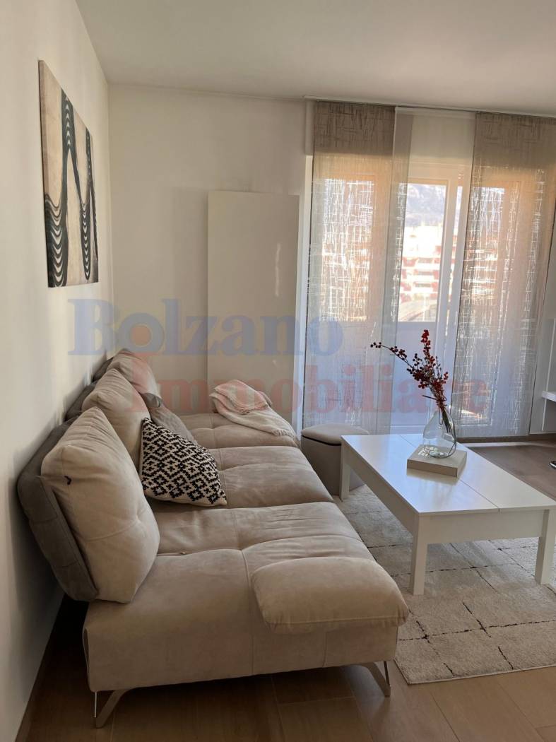 Appartamento di 90 mq, situato all'ultimo piano di un piccolo e tranquillo condominio in una zona interna e riservata di Via Resia. Un'abitazione dal