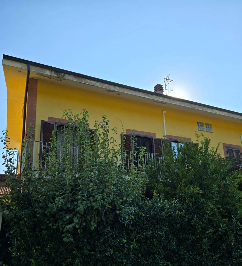 Il Panorama Immobiliare propone in vendita un alloggio su due piani a Castiglione Torinese. In una cornice collinare molto richiesta Ottima per 