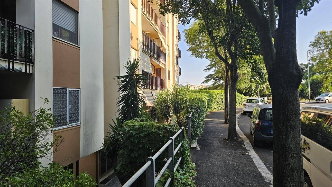 ROMA – Proponiamo in vendita un ampio e luminoso appartamento situato al 2° piano di una palazzina con ascensore, in una tranquilla zona residenziale 