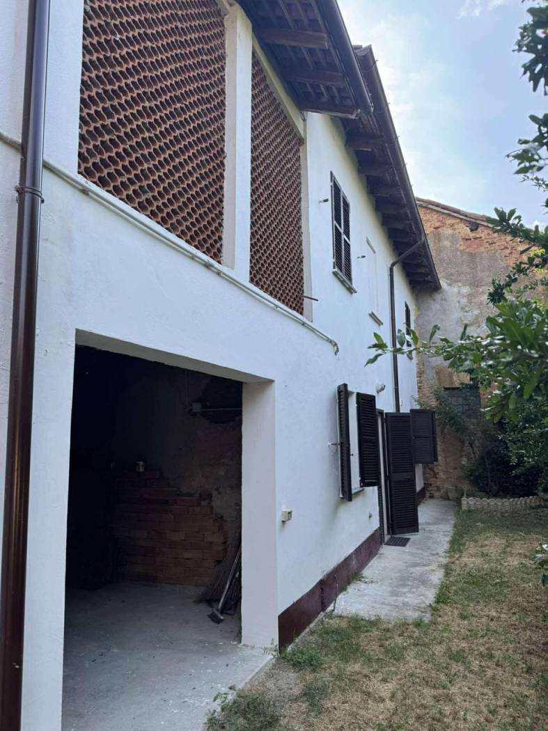 Abitazione di circa 160 mq, sviluppata su due piani fuori terra, composta da cucina abitabile, soggiorno, bagno e due camere da letto. All'interno 