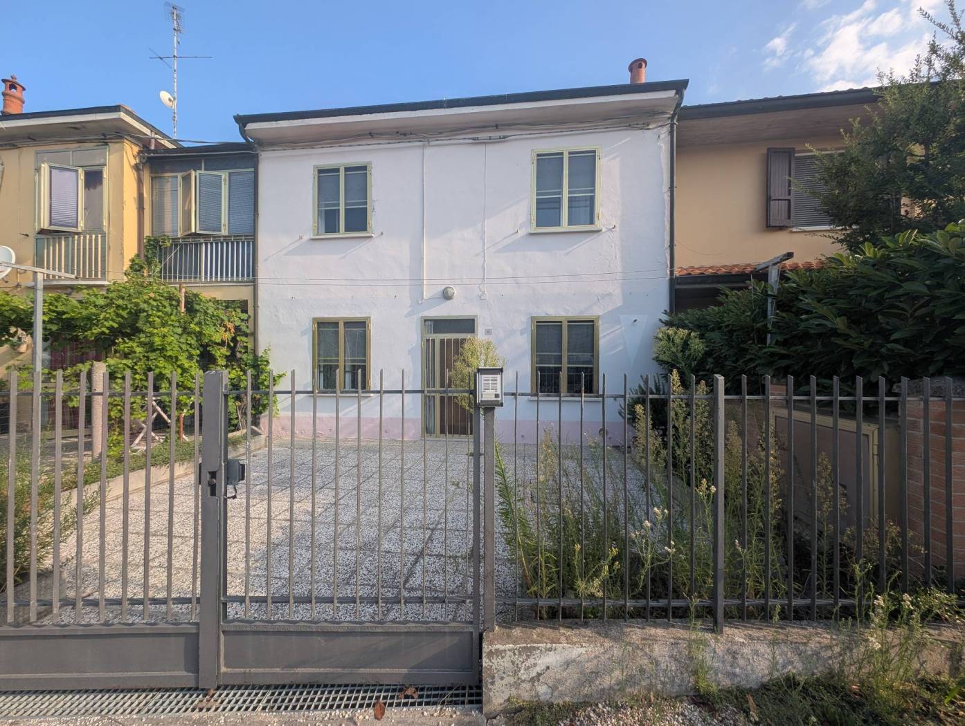 In via della Crispa a Focomorto proponiamo in vendita casa indipendente su due lati di ampia metratura da riammodernare, con corte privata sul fronte 