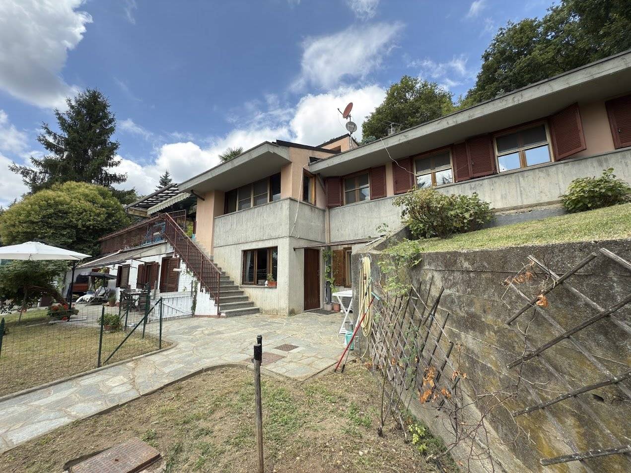 VILLA INDIPENDENTE CON GIARDINO: immersa nel verde della collina torinese, in posizione strategica alle spalle del parco di Superga, proponiamo villa 