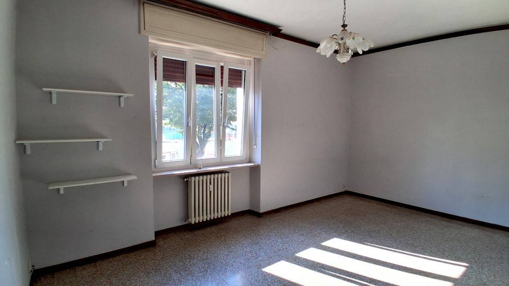 In zona Salice, comodo a tutti i servizi che la cittadina offre, appartamento sito al piano primo composto da ingresso, cucina abitabile, soggiorno, 