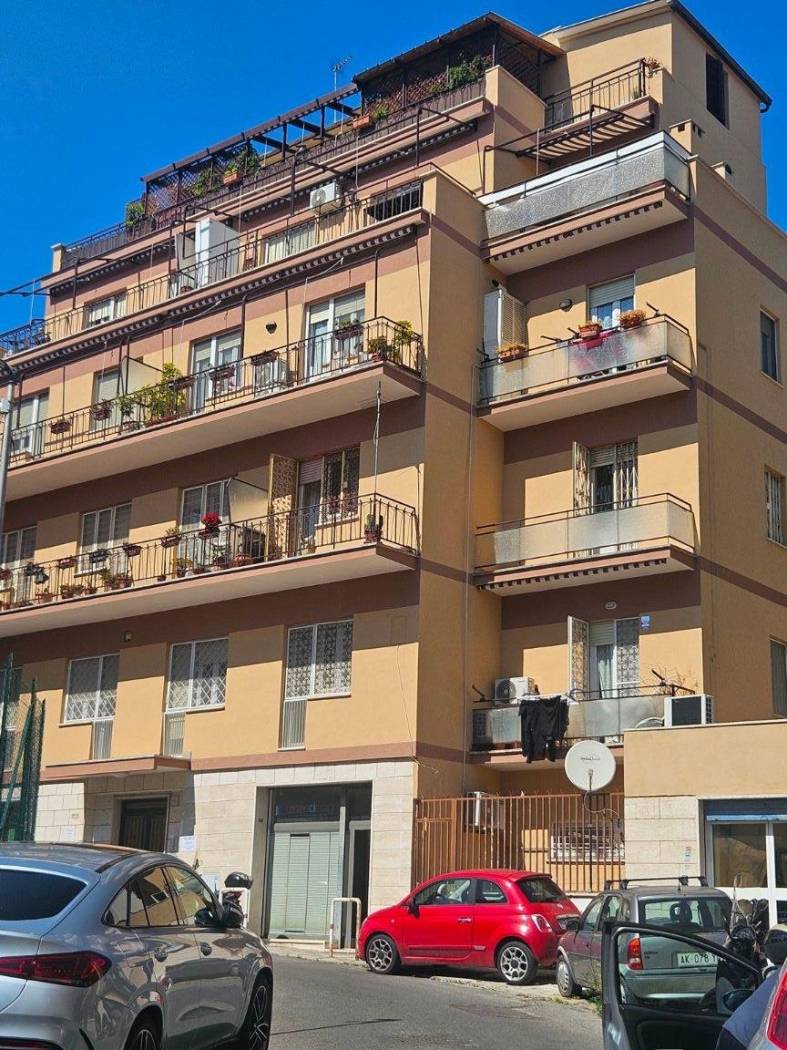 Battistini Primavalle precisamente in via Domenico Svampa in palazzina recentemente ristrutturata dotata di ascensore proponiamo la vendita di un 