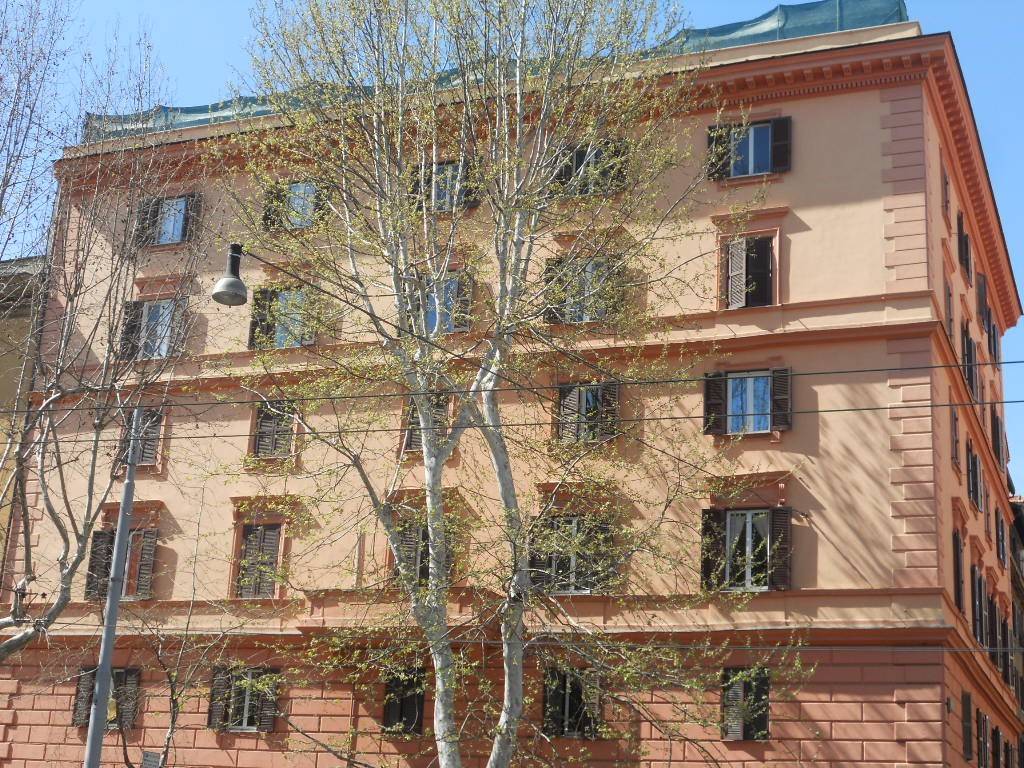 TRIESTE NOMENTANA Via Nomentana angolo via Novara in palazzo d'epoca, proponiamo la vendita di un attico con terrazza. L'immobile, che ha un 