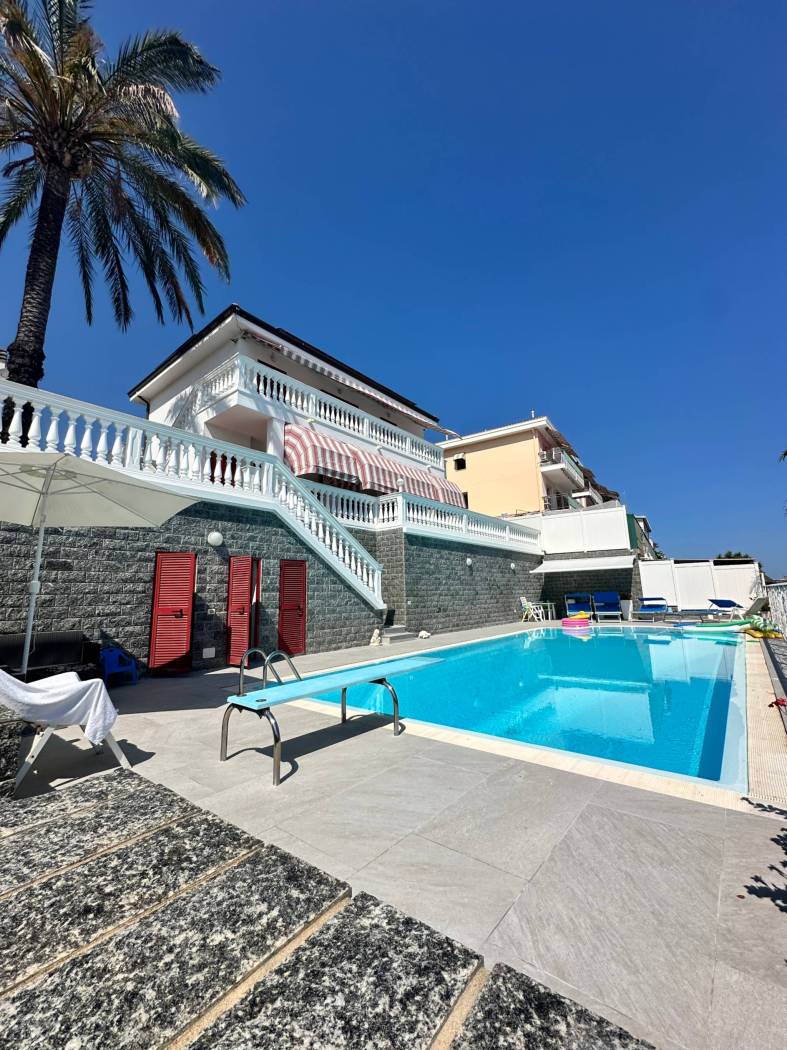Sanremo si affitta mensilmente Villa con 2 appartamenti, terrazzi vista mare, 4 camere da letto 3 bagni , salotto , cucina soggiorno, camino barbecue 