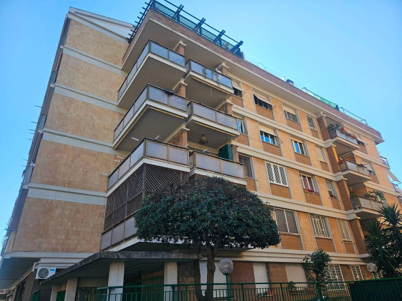 Ostia Centro, in zona ben collegata e servita, precisamente in via dei Traghetti, proponiamo la vendita di un appartamento posto al primo piano di 