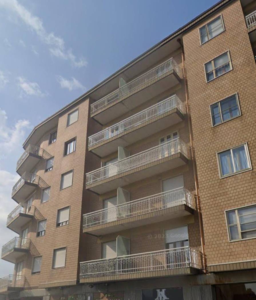 RIVOLI- Trilocale di ampia metratura situato al quinto ed ultimo piano di un elegante stabile. La posizione rende questo appartamento ideale per chi 