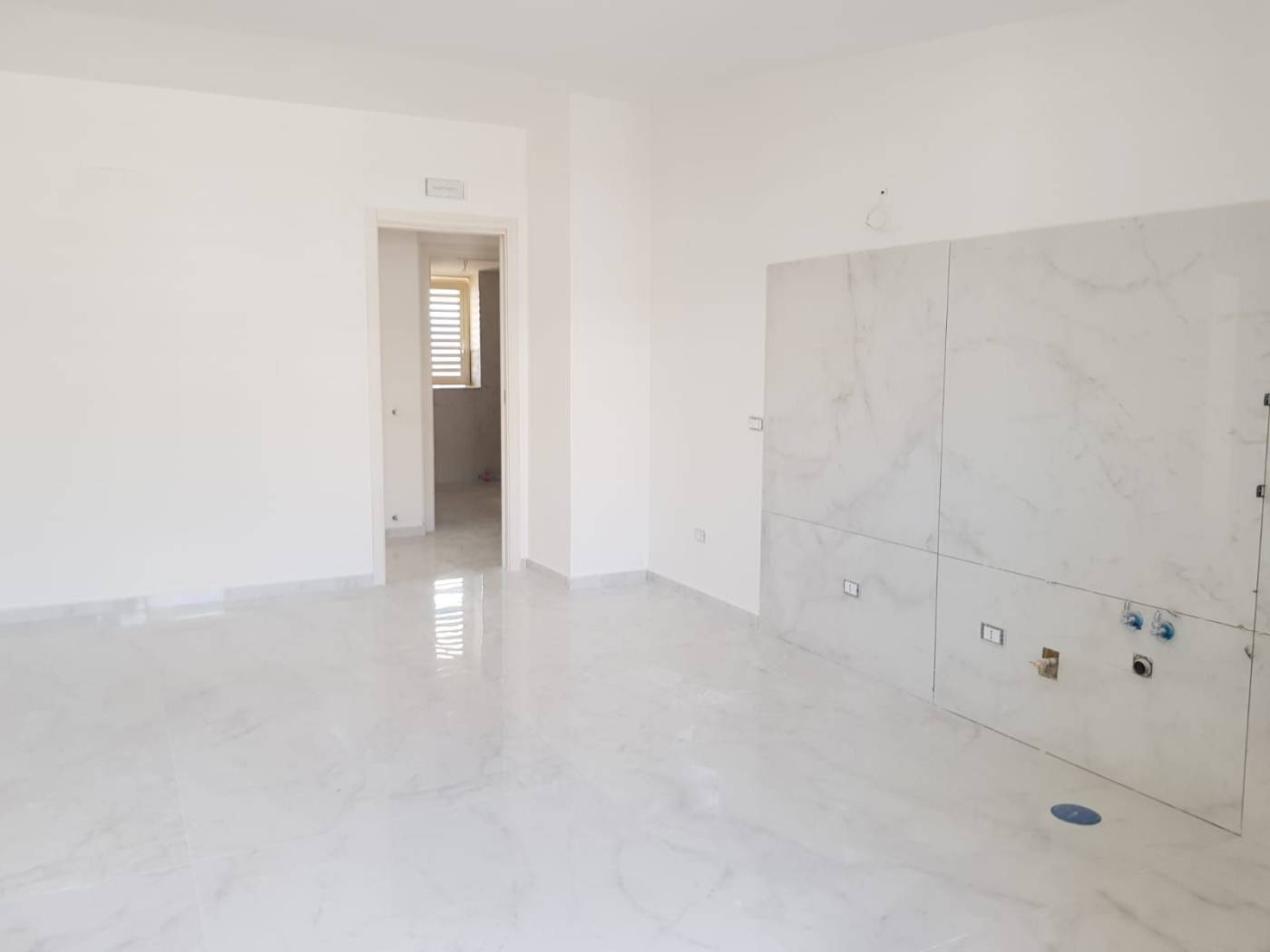 Sant'arpino/Cesa, in zona ben servita, nelle vicinanze di tutti i principali servizi, disponiamo in vendita di un ultima disponibilità. Trattasi di 