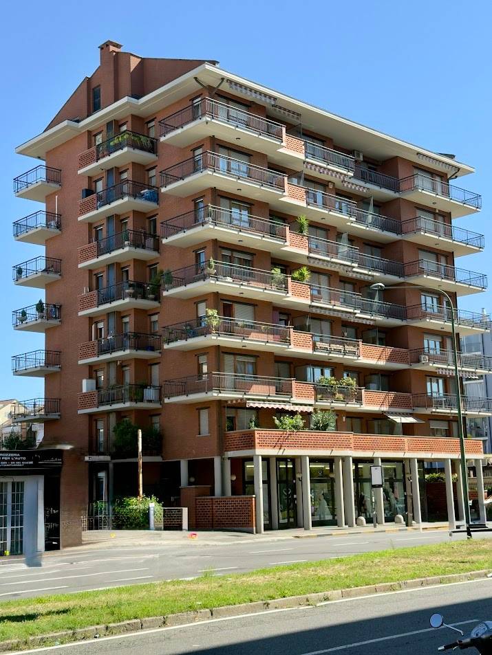 VIA COSSA: ULTIMO PIANO PANORAMICO: in casa anni '90 in paramano proponiamo appartamento al settimo e ultimo piano libero su tre arie. L'alloggio, 