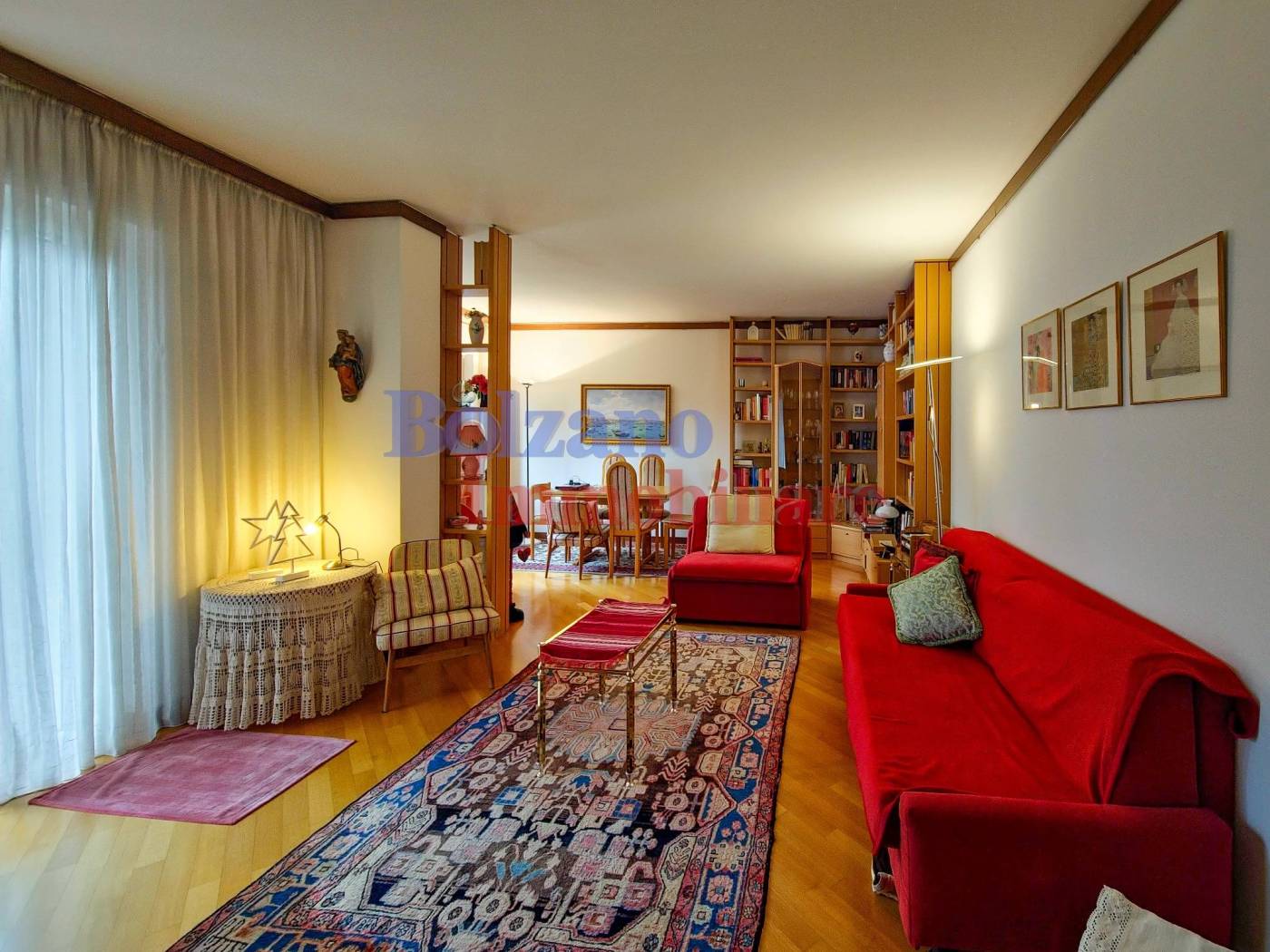 Nel cuore del rinomato quartiere di Gries, a Bolzano, proponiamo questo elegante appartamento di 137 mq, ideale per chi cerca spazi ampi e 