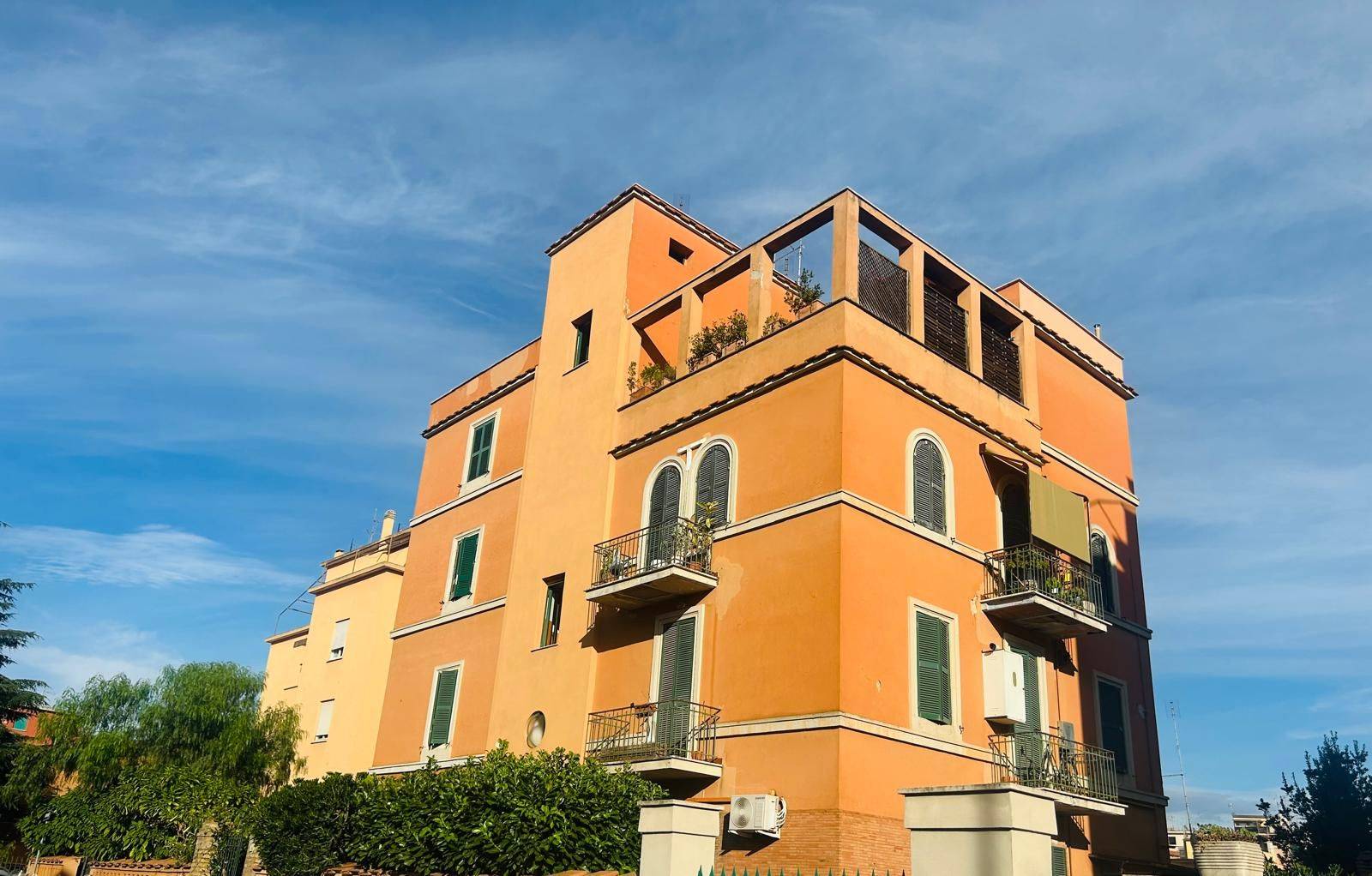 PINETA SACCHETTI BOCCEA E PIU' PRECISAMENTE IN VIA SISTO IV LA BL CASE IMMOBILIARE PROPONE LA VENDITA, IN UNA DELIZIOSA PALAZZINA D'EPOCA ANNI 40, DI 