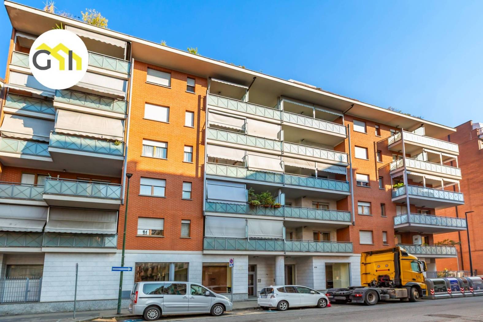 L'agenzia Gagliardi immobiliare propone in vendita in quartiere ricco di attività commerciali e a pochi passi dall'Ospedale Giovanni Bosco, 