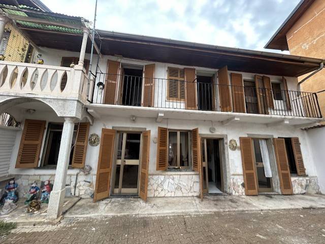 Confienza, proponiamo una casa indipendente disposta su due livelli con cortile privato. Il piano terra è composto da: ingresso nel disimpegno, 