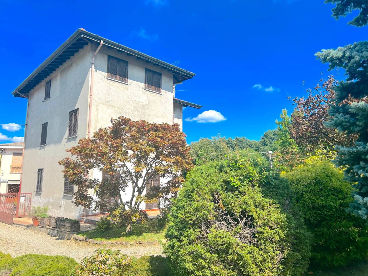 Peveranza - Zona residenziale, spaziosa soluzione indipendente disposta su due piani abitativi composti da ingresso, soggiorno con camino, cucina, 4 