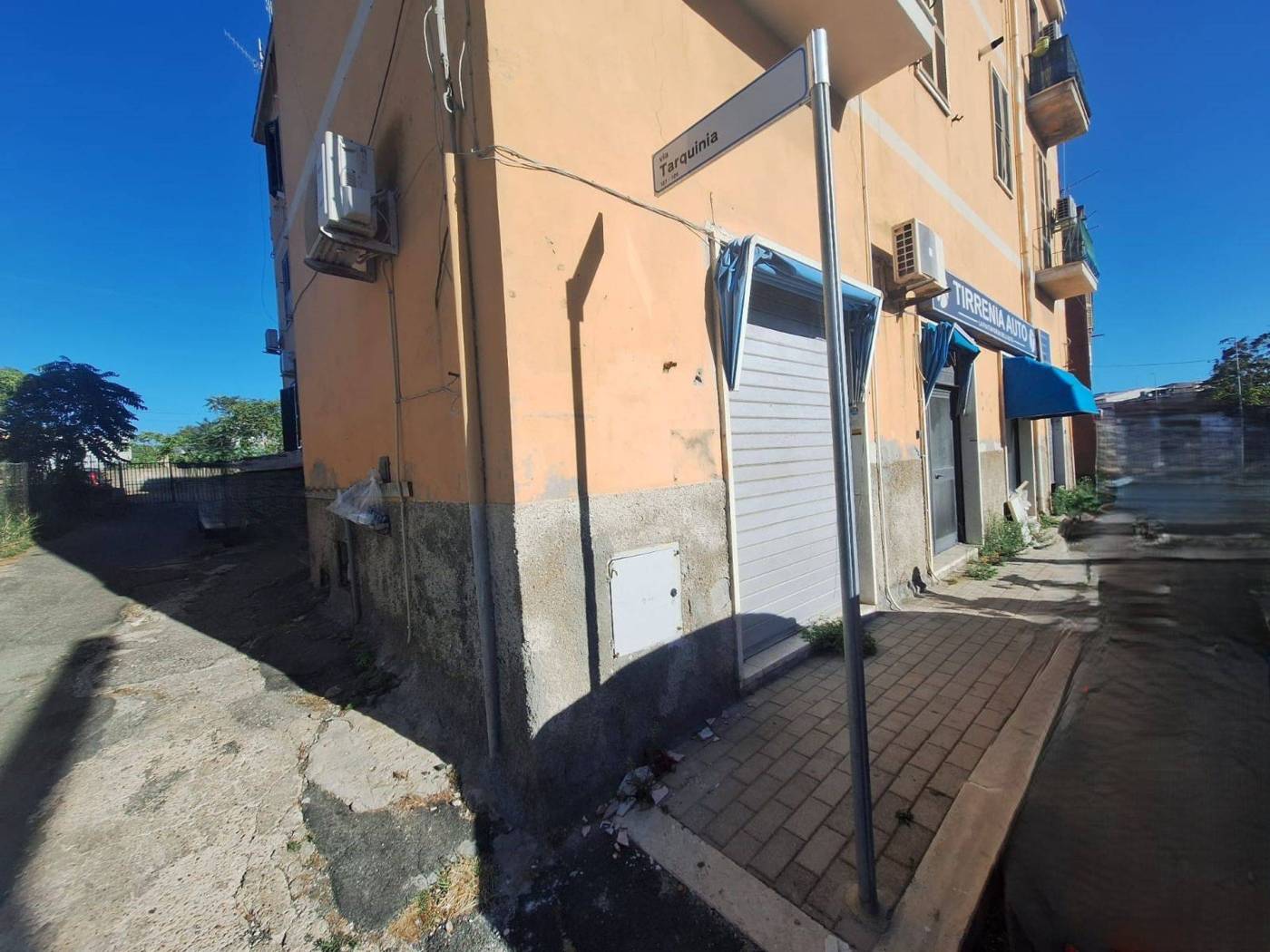L'Agenzia Immobiliare Tecnoedil propone in locazione un locale commerciale di circa 20 mq, con accesso diretto dalla strada, situato in Via Tarquinia,