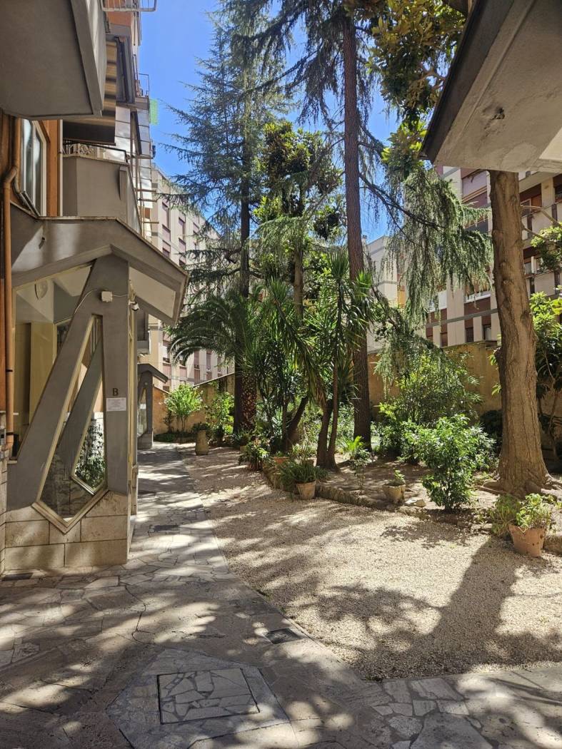 SAN PIETRO PORTA CAVALLEGGERI precisamente inizio via Aurelia, in comprensorio con giardino condominiale, proponiamo la locazione di un tranquillo e 