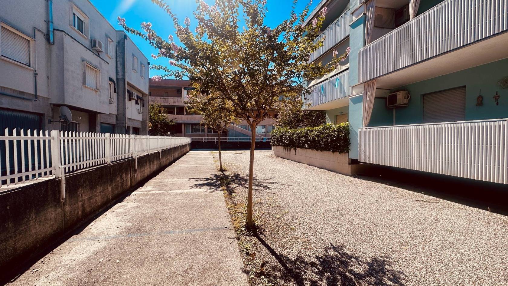 In giardino condominiale privato vendesi posto auto per una o due macchine. Libero subito. Misure 6,50x2,57
