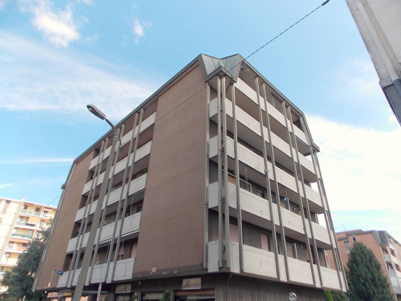Lissone in zona semi centrale e comoda con tutti i principali servizi proponiamo trilocale posto al quinto ed ultimo piano con ascensore in contesto 