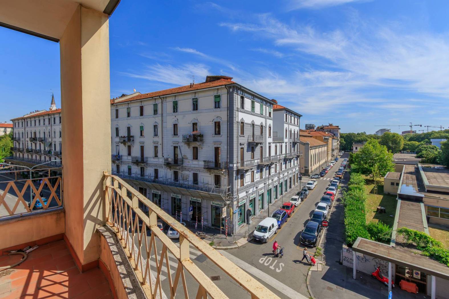 si vende nella centralissima via Morosini un bell'appartamento da ristrutturare, composto da ingresso, soggiorno, tre camere , due bagni, cucina 