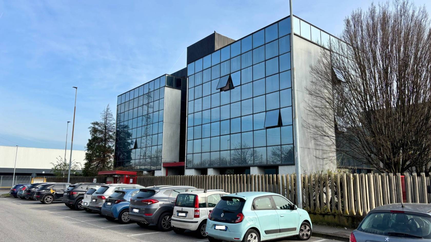 Si vende ufficio al primo piano con divisori interi a pareti mobili